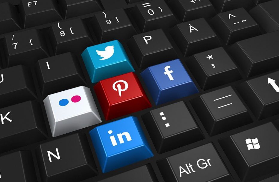 Sociale medier på tastatur